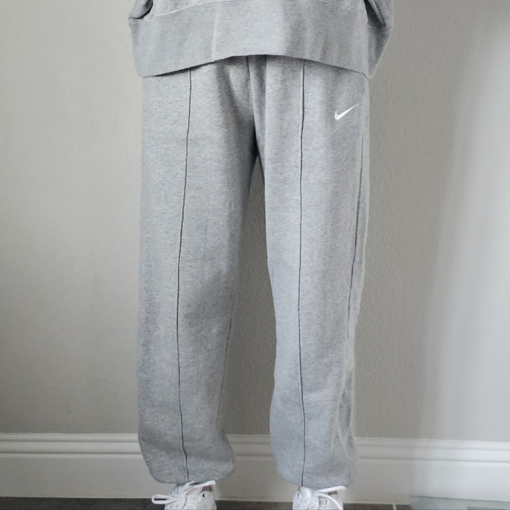 Nike Sportswear Essential Collection. Women's Fleece Pants.